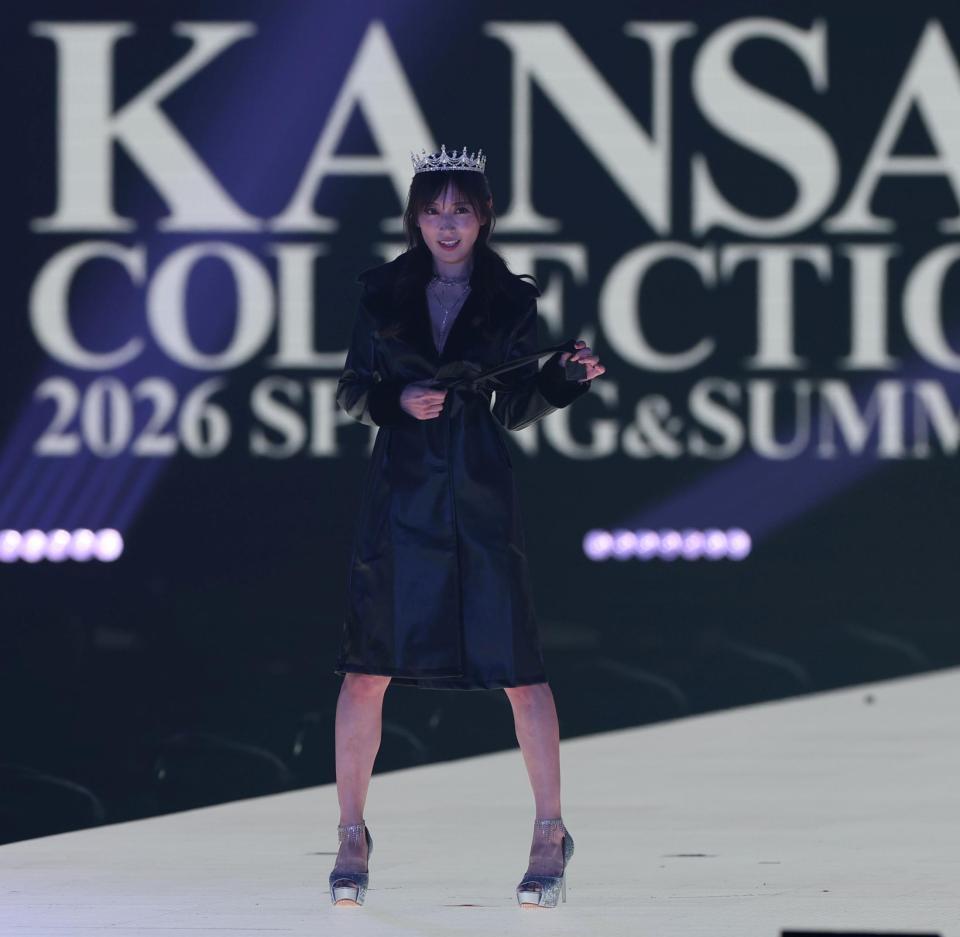 ランウェイを歩く熊田曜子（撮影・中田匡峻）