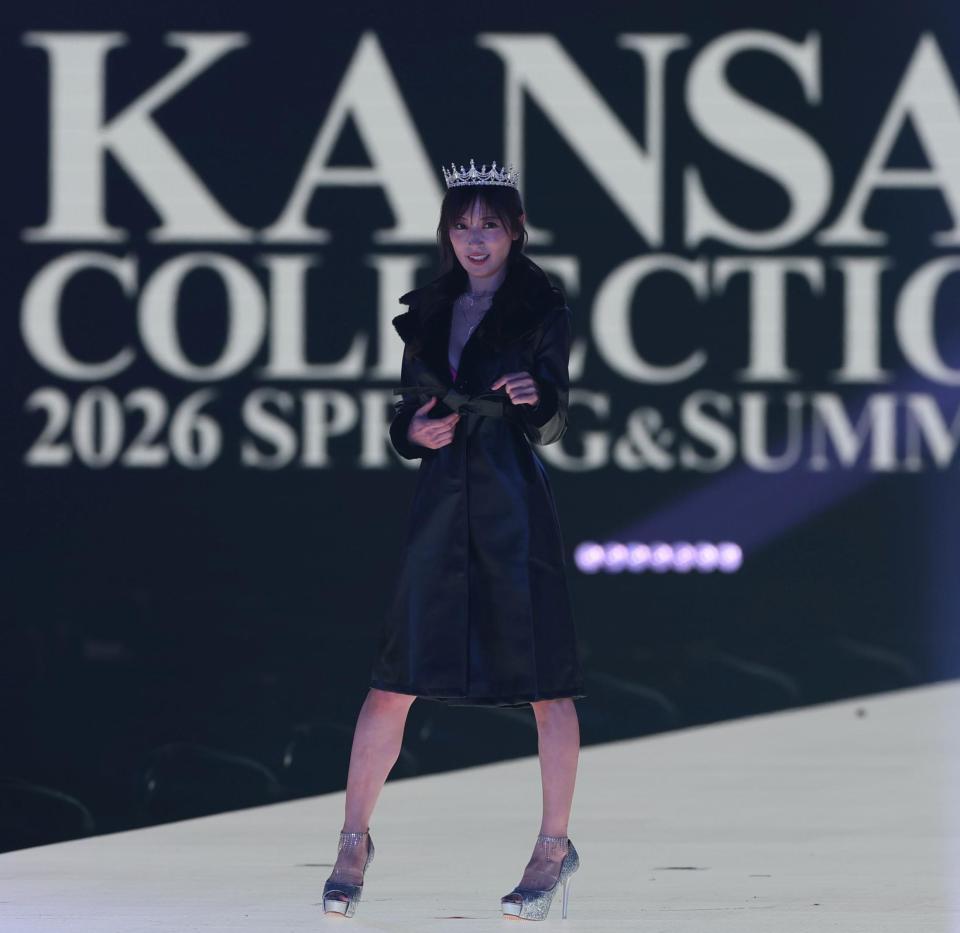 ランウェイを歩く熊田曜子（撮影・中田匡峻）