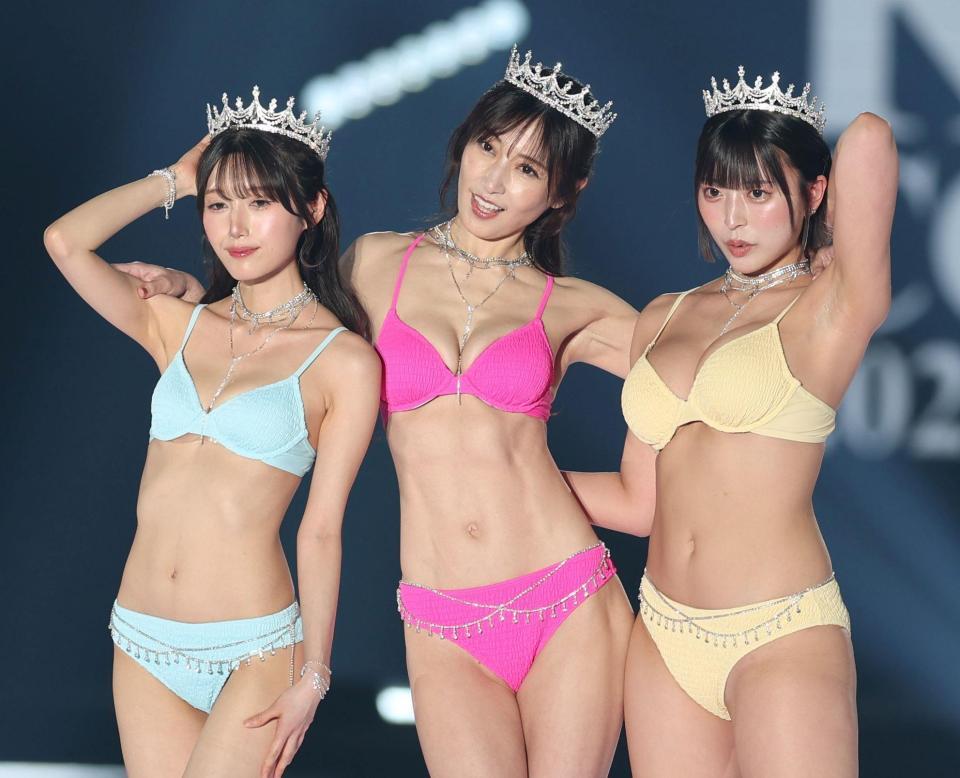 ポーズを取る（左から）村雨芙美、熊田曜子、柚乃りか（撮影・中田匡峻）