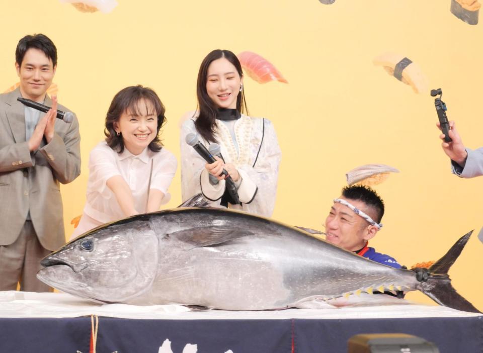 クロマグロに入刀する永作博美（左から２人目）と、見守る松山ケンイチ（左）、ファーストサマーウイカ（中央）ら