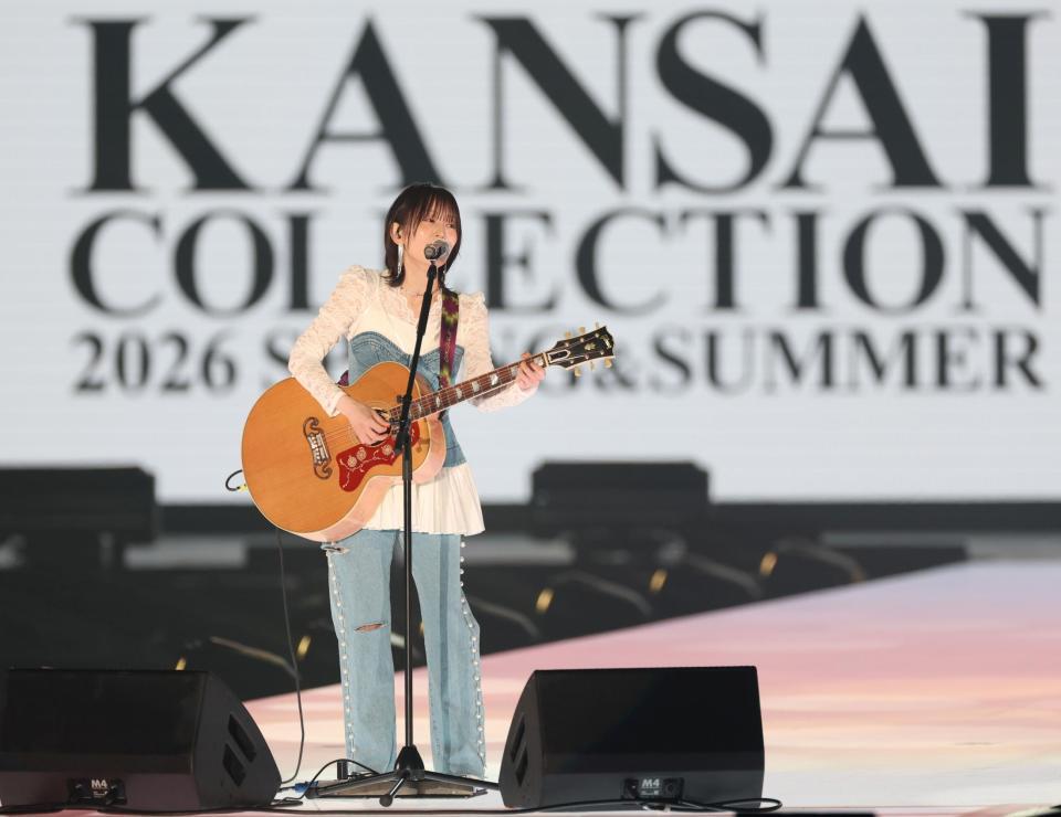 歌唱する山本彩（撮影・中田匡峻）