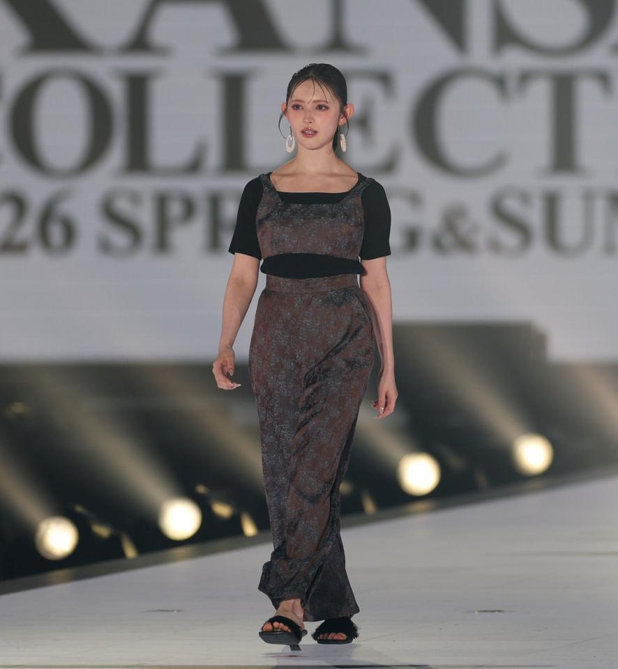 ランウェイを歩く超ときめき♡宣伝部・菅田愛貴（撮影・中田匡峻）