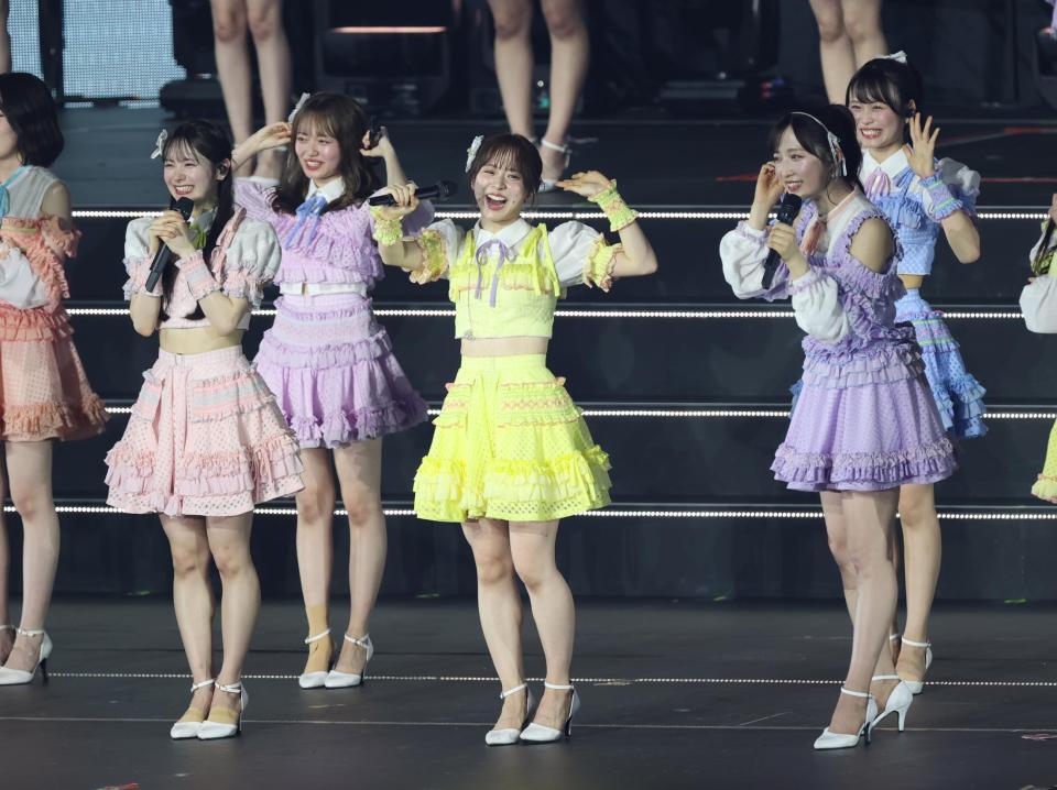 「私たちだけじゃダメですか？」と問いかける（前列左から）伊藤百花、倉野尾成美、小栗有以らＡＫＢ４８（撮影・石井剣太郎）