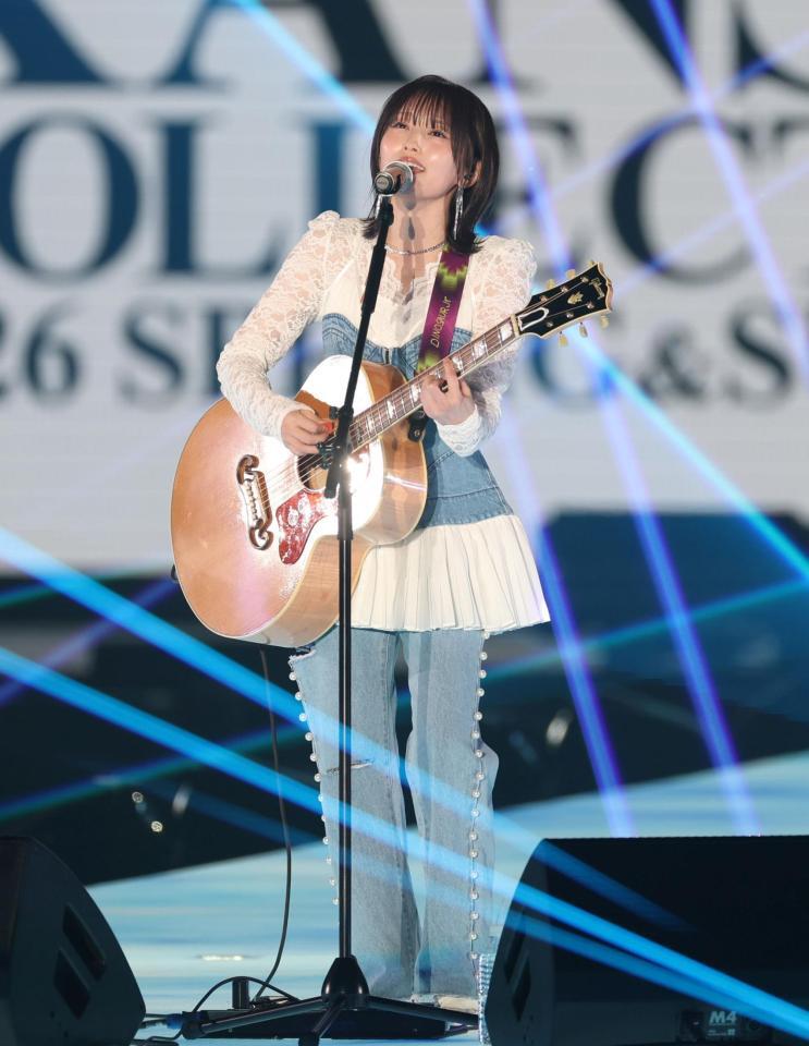 歌唱する山本彩（撮影・中田匡峻）