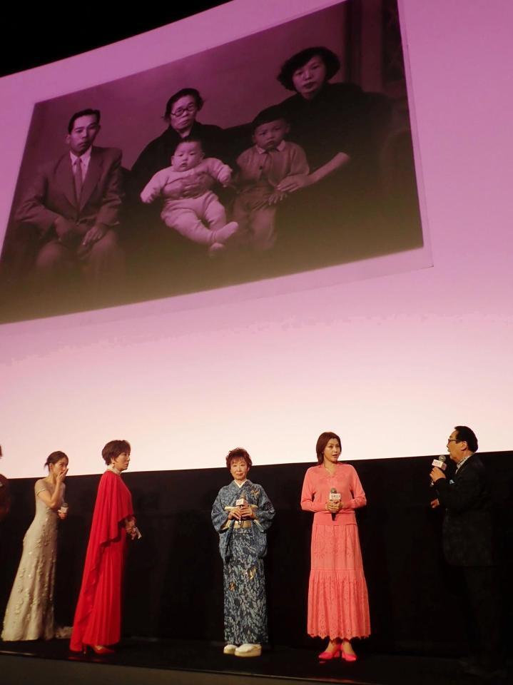 「お終活３　幸春！人生メモリーズ」の舞台あいさつで子供時代の家族写真を紹介するさだまさし（右端）と説明を聞く（左から）ッ剛力彩芽、高畑淳子、三田佳子、藤原紀香