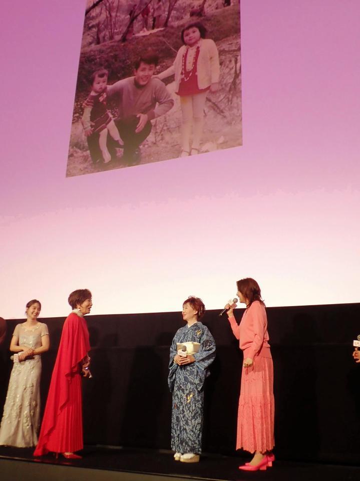 「お終活３　幸春！人生メモリーズ」の舞台あいさつで子供時代（上写真右）の写真を紹介する藤原紀香と三田佳子、高畑淳子、剛力彩芽（左から）