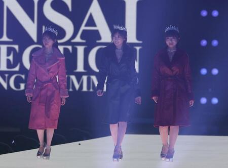 ランウェイを歩く熊田曜子（中央）＝撮影・中田匡峻