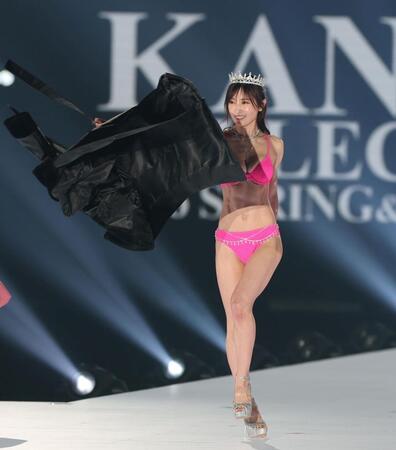 上着を投げる熊田曜子（撮影・中田匡峻）