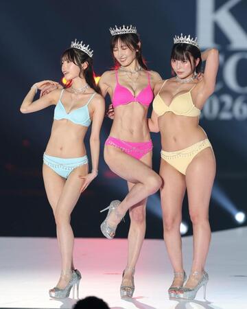 足を上げる（左から）村雨芙美、熊田曜子、柚乃りか（撮影・中田匡峻）