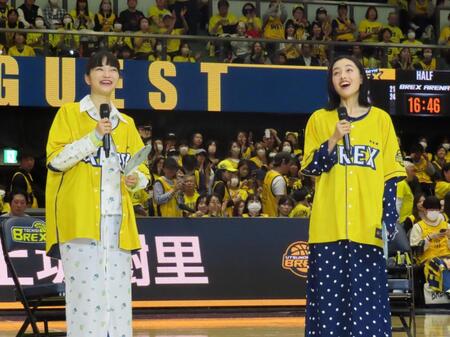 Ｂ１宇都宮の試合でトークショーを行った見上愛（左）と上坂樹里