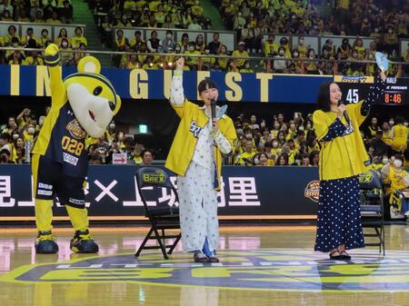 Ｂ１宇都宮の試合でトークショーを行った見上愛（中央）と上坂樹里（右）