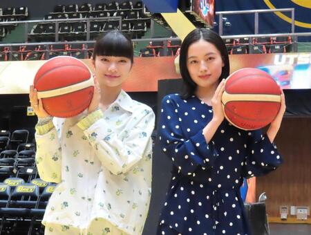 　イベントに参加した見上愛（左）と上坂樹里