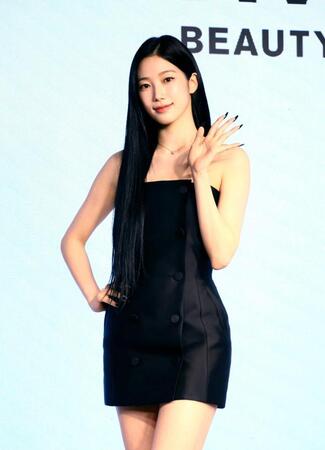 　ブラックミニワンピ姿で登場したＫＡＺＵＨＡ