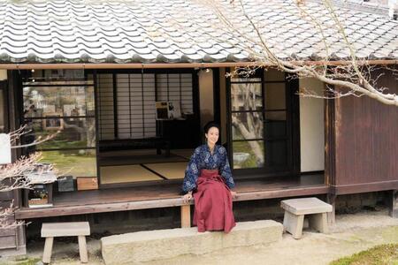 山口県岩国市でのロケに先立ち、主人公・葉野珠のモデルである同市出身の作家・宇野千代さんの生家を訪れた石橋静河