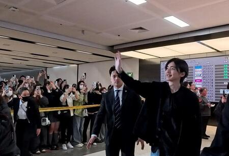 到着した空港で歓迎を受ける道枝駿佑©２０２６「君が最後に遺した歌」製作委員会