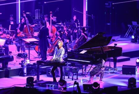 オーケストラの前でＤＪを務めるＹＯＳＨＩＫＩ　