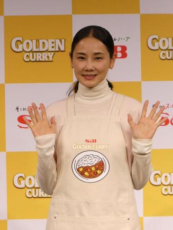 撮影に応じる吉田羊