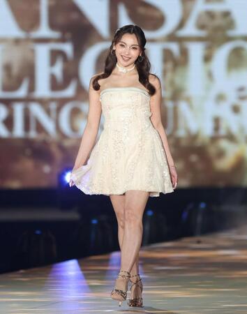 ランウェイを歩くゆきぽよ＝５日