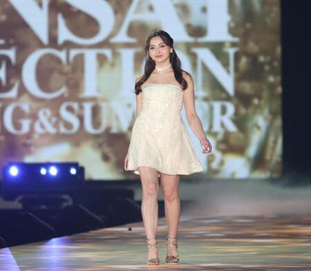 ランウェイを歩くゆきぽよ＝５日