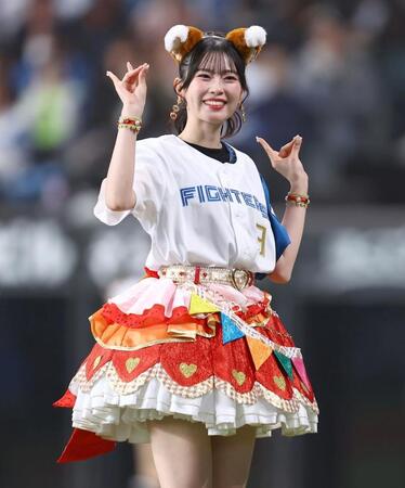 きつねダンスを踊る超ときめき♡宣伝部・坂井仁香＝４日