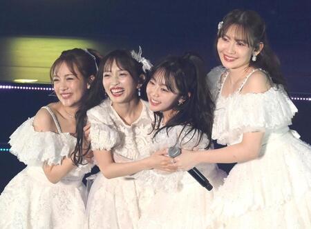 左から高橋みなみ、向井地美音、峯岸みなみ、小嶋陽菜（撮影・堀内翔）