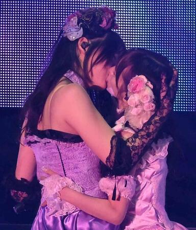 キスをする茂木忍（左）と向井地美音（撮影・堀内翔）