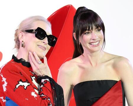 映画「プラダを着た悪魔２」来日スペシャルイベントに登場したメリル・ストリープ（左）とアン・ハサウェイ（撮影・伊藤笙子）