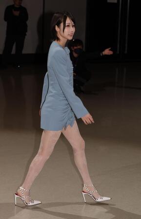 ファンの前を通って登壇するあの（撮影・西岡正）