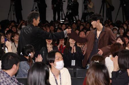 オープニングで登場しタッチを交わす窪塚洋介（左）と亀梨和也（撮影・西岡正）