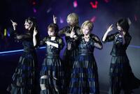 歌唱する倉野尾成美（左から２人目）