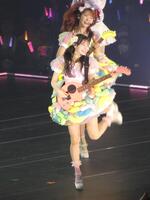 「初めてのジェリービーンズ」を披露する伊藤百花（写真中央）