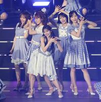 歌唱する伊藤百花（中央）＝撮影・石井剣太郎