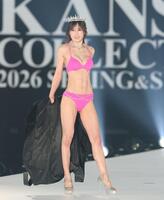 上着を脱ぐ熊田曜子（撮影・中田匡峻）