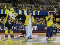 Ｂ１宇都宮の試合でトークショーを行った見上愛（中央）と上坂樹里（右）