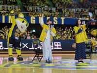 Ｂ１宇都宮の試合でトークショーを行った見上愛（中央）と上坂樹里（右）