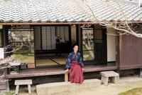 山口県岩国市でのロケに先立ち、主人公・葉野珠のモデルである同市出身の作家・宇野千代さんの生家を訪れた石橋静河