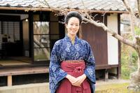 　山口県岩国市でのロケに先立ち、主人公・葉野珠のモデルで同市出身の作家・宇野千代さんの生家を訪れた石橋静河