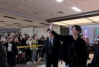 到着した空港で歓迎を受ける道枝駿佑©２０２６「君が最後に遺した歌」製作委員会