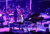 オーケストラの前でＤＪを務めるＹＯＳＨＩＫＩ　