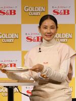 カレーを手に笑顔の吉田羊