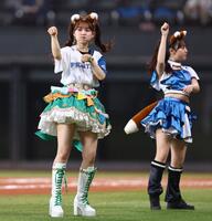 ファイターズガールときつねダンスを踊る超ときめき♡宣伝部・吉川ひより（左）＝エスコンフィールド北海道＝４日
