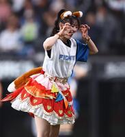 きつねダンスを踊る超ときめき♡宣伝部・坂井仁香＝４日