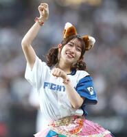 きつねダンスを踊る超ときめき♡宣伝部・小泉遥香＝４日