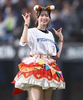 きつねダンスを踊る超ときめき♡宣伝部・坂井仁香＝４日