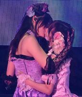 キスをする茂木忍（左）と向井地美音（撮影・堀内翔）