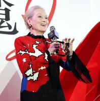 サングラスを外し、客席を見渡すメリル・ストリープ（撮影・伊藤笙子）