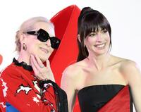 映画「プラダを着た悪魔２」来日スペシャルイベントに登場したメリル・ストリープ（左）とアン・ハサウェイ（撮影・伊藤笙子）