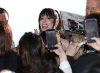 映画「プラダを着た悪魔２」来日スペシャルイベントでファンサービスするアン・ハサウェイ（撮影・伊藤笙子）