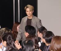 ファンの拍手の中、登場する森崎ウィン（撮影・西岡正）