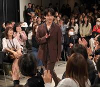 ファンの前を通って登壇する亀梨和也（撮影・西岡正）